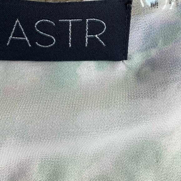 ASTR The Label Floral Sleeveless Top Medium - Picture 3 of 5